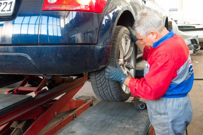 vente-ESCRAGNOLLES-min_auto_repair_repair_lift_auto_mechanic_work_clothes_master_professional_man_of_the_fold-685629
