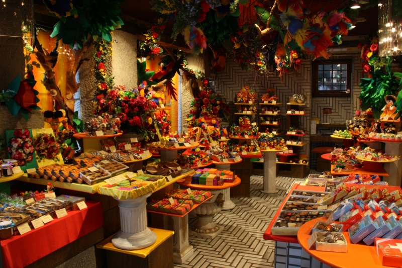 vente-ESCRAGNOLLES-min_candy_store_chocolate_shop_chocolate_switzerland-393515