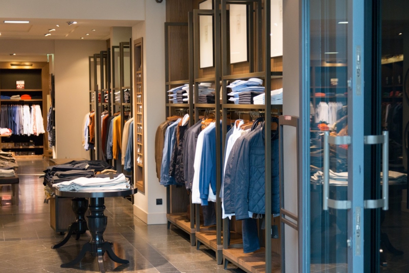 vente-ESCRAGNOLLES-min_shop_clothes_clothing_shopping_mall_shopping_kielce_crown_poland-862477
