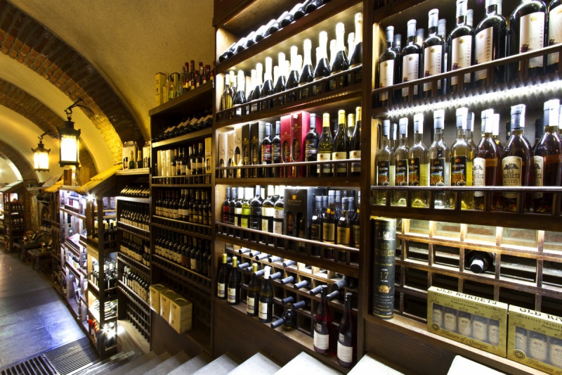 vente-ESCRAGNOLLES-min_world_street_travel_shop_canon_georgia_wine_bottles-429767
